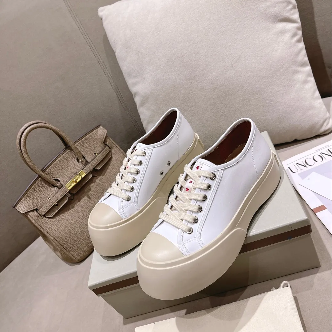 👟👟Ex-factory price 480👟👟Higher version of Marni Mani, popular online celebrity, Taobao, popular single model in physical stores! The lines of this shoe are very smooth. The round toe is a bit exaggerated, but you will know when you try it on. This thick and round shoe actually makes your legs very slim and long. The original version is reproduced in a one-to-one ratio, and the material is also one-to-one. It feels good on your feet! Fabric: Imported wool twill (grained calfskin) Lining: Imported sheepskin lining Size: 35 to 40 Outsole: T 👟👟 Factory price U Color: White cloth, black cloth, black leather, white leather, gray leather